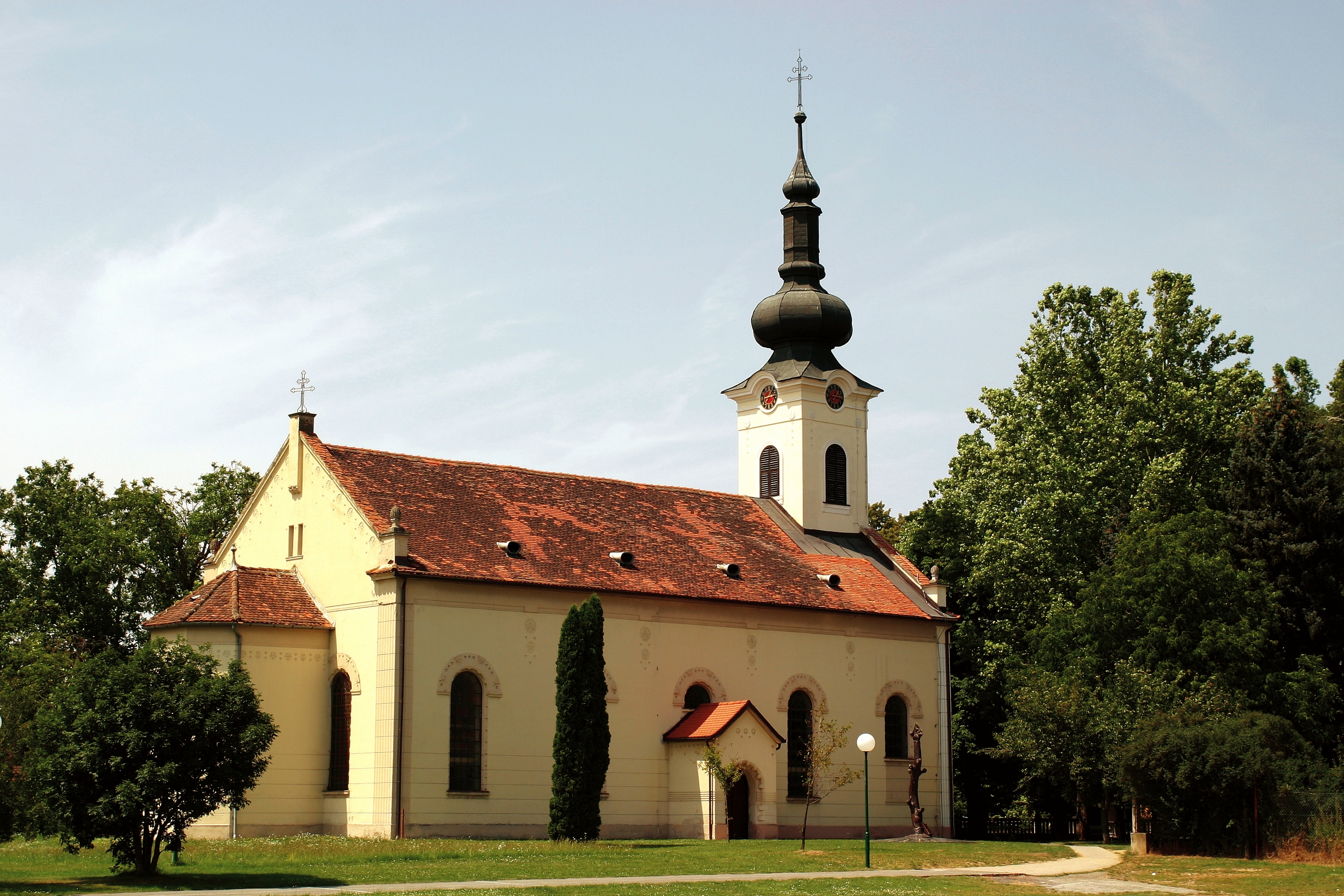 cerkev puconci.JPG